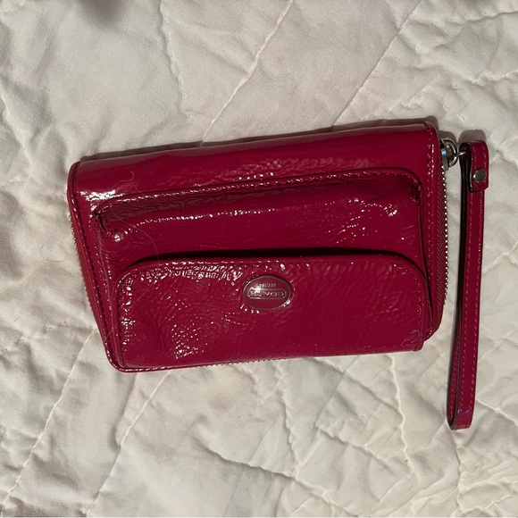 Coach Fuschia Pink Patent Leathet Wristlet Zippy Wallet - Picture 1 of 1